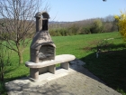 Zahradní krb Zvíkov se stolkem s fasádou Marmolit,odstín 038,úprava hladká. Krb je doplněn o udírničku v komíně.