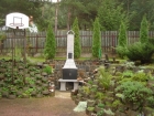 Zahradní rohová krboudírna bez levého stolu s fasádou Marmolit,odstín 109,úprava cihla velká s prodlouženým komínem a udírničkou