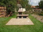 Zahradní krb Beskyd se stolkem s fasádou Marmolit,odstín 038,úprava hladká.