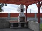 Zahradní krb Beskyd se stolkem VLEVO,úprava Marmolit,odstín 212,malá cihla. U krbu je použito topeniště od krboudírny Rožmberk bez dvířek. Dále je krb doplněn o udírničku v komíně a 2 kusů komýnového nástavce. Celková výška je 260cm. pod čepici.