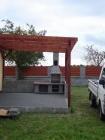 Zahradní krb Beskyd se stolkem VLEVO,úprava Marmolit,odstín 212,malá cihla. U krbu je použito topeniště od krboudírny Rožmberk bez dvířek. Dále je krb doplněn o udírničku v komíně a 2 kusů komýnového nástavce. Celková výška je 260cm. pod čepici.