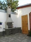 Zahradní krb Beskyd se stolkem s fasádou Marmolit,odstín 109,úprava cihla velká.Na spodní části je použita fasáda od zákazníka,kterou má použitou i na soklu zdi.Krb má upravenou pracovní desku aby nezasahovala do dveří v sousední zdi.Komín je doplněn o udírničku a 2 kusy komínového nástavce.