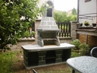 Zahradní krb Beskyd se stolky na obě strany s fasádou 043,cihla velká. Stolky jsou zkráceny dle požadavku zákazníka a to každý cca o 35 cm.