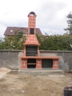 Zahradní krb Beskyd se stolkem s fasádou Betadekor 121/3,úprava cihla velká.Krb je doplněn o udírničku a prodloužení komína.