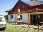 Zahradní krb Klínovec se stolkem s fasádou Marmolit 038,úprava hladká. Krb má zarovnané topeniště a prodloužený komín s udírničkou.