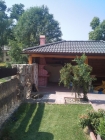 Zahradní krb Klínovec se stolkem s fasádou betadekor,odstín 121/3,úprava cihla malá. Krb má upravenou celou spodní část dle přání zákazníka a prodloužený komín s udírničkou.