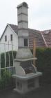 Zahradní krb Beskyd bez povrchové úpravy. Krb je doplněn o udírničku v komíně a 4 kusy komínového nástavce.
(výška pod čepici je 320 cm.)