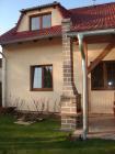 Boční pohled na zahradní krb Beskyd s fasádou Marmolit,odstín 038 se vzhledem velkých cihel. Na krbu je použito topeniště s dvířky a je prodloužen komín o 6 komínových dílců a to na celkovou výšku 370cm.