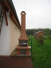 Zahradní krb Beskyd s fasádou Marmolit,odstín 214,úprava hladká a s prodlouženým komínem.