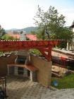Zahradní krb Klínovec s fasádou Marmolit,odstín 109,úprava cihla velká.Tento krb byl upraven na přání zákazníka na rohové provedení,dále byl prodloužen komín o 3 nástavce na celkovou výšku 320cm pod čepici.