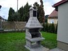 Zahradní krb Lužnice s fasádou Mermolit,odstín 212,úprava cihla velká.Krb je doplněn o římsu mezi topeništěm a komínem.Komín je doplněn o udírničku.