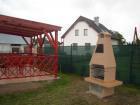 Zahradní krb Nežárka, povrchová úprava Betadekor, odstín 081/3, úprava hladká. Krb je doplněn o udírničku v komíně. Na zakázku je obložena pracovní deska dlažbou (příplatek 1.000 Kč).