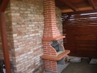 Zahradní krb Sázava s fasádou Betadekor,odstín 121/3,úprava malá cihla. Komín je prodloužen a protažen skrz střechu pergoly.