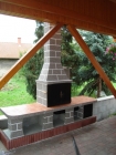Zahradní krboudírna Rožmberk se stolky na obě strany v provedení Marmolit,odstín 038,úprava cihla velká a s prodlouženým komínem.
