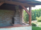 Zahradní krboudírna Rožmberk s fasádou Marmolit,odstín 038,cihla velká. Krboudírna má prodloužený komín s udírničkou.