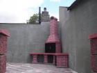 Zahradní rohová  udírna - odstín 121-3, cihla malá, se dvěma komínovými nástavci.