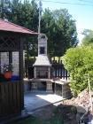 Zahradní rohová  udírna v povrchové úpravě Marmolit - odstín 038, cihla velká s prodlouženým komínem a udírničkou v komíně.