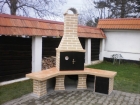 Zahradní rohová krboudírna s fasádou Marmolit,odstín 208 (odstín na přání zákazníka),úprava cihla malá s prodlouženým komínem.