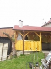 Zahradní rohová krboudírna s fasádou Marmolit,odstín 212,úprava cihla malá. Krboudírna má prodloužený komín doplněný o udírničku.