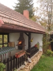 Zahradní krb Sázava s fasádou Marmolit,odstím 038,úprava hladká. Krb je tady napojen do stávajícího komína objektu.