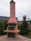 Zahradní krb Sázava s fasádou Betadekor,odstín 121/3,úprava cihla velká. Komín je prodloužen o 4 nástavce.