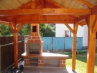Zahradní krb Beskyd se stolkem s fasádou Marmolit,odstín 214,úprava cihla velká. Krb má prodloužený komín s udírničkou a zarovnané boky topeniště.