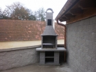 Zahradní krb Klínovec s fasádou 212,úprava cihla velká,spára šedá beton. Krb má upravenou pracovní desku a zarovnané nohy a topeniště.