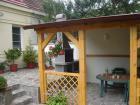 Zahradní Svět s povrchovou úpravou Marmolit, odstín 212, hladká. Krb má prodloužený komín a je doplněn o atipický stolek.