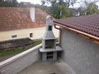 Zahradní krb Klínovec s fasádou 212,úprava cihla velká,spára šedá beton. Krb má upravenou pracovní desku a zarovnané nohy a topeniště.