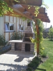 Zahradní krb Klínovec se stolkem v levo s fasádou Betadekor,odstín 241/2,cihla velká.