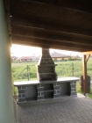 Zahradní krb Klínovec se stolky na obě strany s fasádou marmolit,odstín 043,úprava cihla velká.
